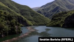 Jezero Komani u Albaniji, dragulj pod smećem