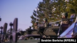 Anëtarë të Forcës së Sigurisë së Kosovës në automjetet e tyre të blinduara. Fotografi nga arkivi.