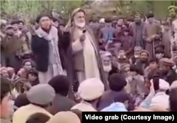 Banorët e Badakhshanit duke protestuar kundër brutalitetit të talibanëve më 3 maj.