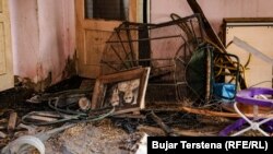 Një fotografi mes rrëmujës së krijuar pas djegies së shtëpisë së familjes Koroglu.
