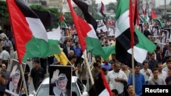 Palestinci mašu zastavama tokom demonstracija pristalica Fataha, bivšeg palestinskog predsjednika Yassera Arafata u Pojasu Gaze, 14. oktobra 2002.