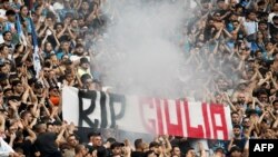 Фенове на италианския футболен отбор "Наполи" отдават почит на убитата от приятеля си Джулия Трамонтано, 4 юни 2023 г.