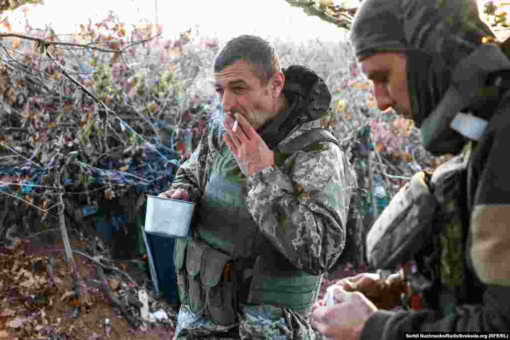 Uz cigaretu i kafu vojnici pričaju o svojoj zabrinutosti da civili počinju zaboravljati da je rat u toku.