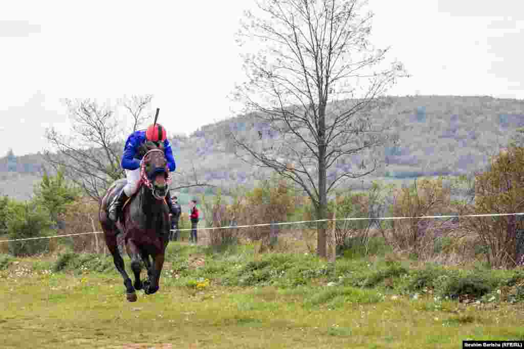 &nbsp;Kësaj radhe gara u mbajt për të nderuar figurën e kalorësit të ndjerë, Muhamer Mustafa.