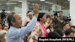 Активист Мейрхан Абдиманапов (на переднем плане) во время слушаний по строительству АЭС в Казахстане. Алматы, 16 августа 2024 года