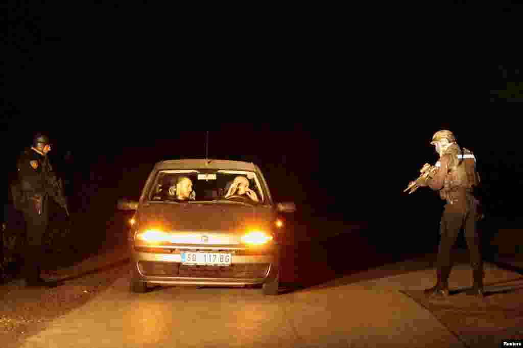 Na mestu događaja su i snage Žandarmerije pod specijalnom opremom.