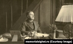 Iuliu Maniu, politician intransigent în perioada interbelică. Șef al Partidului Național Țărănesc, era auster și critic, a preferat de multe ori să renunțe la guvernare ca să își respecte principiile. Aici în casa sa din Bădăcin/jud/ Sălaj, probabil în anii '30.