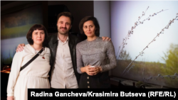 Колаж на Красимира Буцева, Джулиан Шехирян и Лилия Топузова на фона на снимки от инсталацията "Съседите".