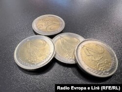 Monedha 2 euroshe të falsifikuara.