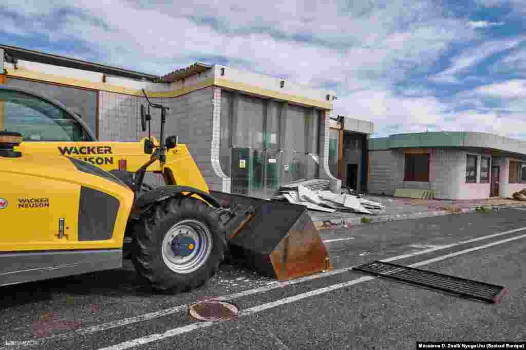 A határátkelő főépülete az államé, azért bontják el, hogy az autópálya egyenesen haladjon Ausztriába. A jelenlegi tervek szerint mindkét oldalon pihenő kap helyet, ezeket összekötik felüljáróval, aluljáróval. Lesz benzinkút, a kilépő oldalon nagyobb kamionbeállót alakítanak ki.