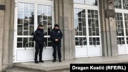 Policijske službenice ispred Prve ekonomske škole u Beogradu, 8. maj 2023.