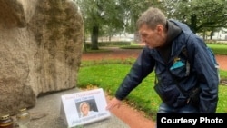 A tizenhét éve meggyilkolt újságírónőre emlékeztek Szentpétervárott 2013. október 7-én