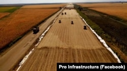 Imagine de pe lotul 2 al porțiunii Autostrăzii Buzău-Ploiești, de pe A7, unde stadiul lucrărilor se apropie de 30%, dar există încă îngrijorări legate de mobilizarea constructorului. 