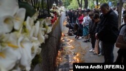 Građani odaju počast ispred Osnovne škole "Vladislav Ribnikar" u Beogradu 4. maja.