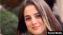 Roja Hesmati arról számolt be, hogy hetvennégy korbácsütésre ítélték egy áprilisi Facebook-posztja miatt, amelyen hidzsáb nélkül látható