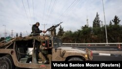 Izraeli katona járőrözik a Gázai övezet határán 2023. október 11-én