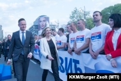 Szijjártó Péter külgazdasági és külügyminiszter és Jadranka Joksimovic szerb európai integrációs miniszter a Szerb Haladó Párt (SNS) Szerbia jövője elnevezésű nagygyűlésén 2019. április 19-én Belgrádban.