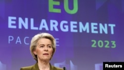 Președinta Comisiei Europene, Ursula von der Leyen, la conferința de presă cu Comisarul European pentru Vecinătate și Extindere, Oliver Varhelyi, la Bruxelles, Belgia, 8 noiembrie 2023