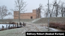 A város 2024. január közepén bontott szerződést a kivitelezővel. Úgy tudni, a kormánytól várják a félmilliárdos megváltást