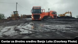 Kamion srpskog transportnog preduzeća "Bowex", fotografisan na utovaru uglja iz Medne kod Mrkonjić Grada u BiH (na teritoriji bh. entiteta Republika Srpska), decembar 2022. - mart 2023.