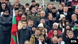 Част от хората, събрали се при паметника на връх Шипка за отбелязването на националния празник. На снимката се вижда председателят на „Възраждане“ Костадин Костадинов. 3 март 2024 г.