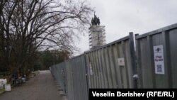 Новата ограда около Паметника на Съветската армия в София, монтирана на 7 декември 2023 г.