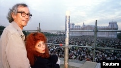 Кристо и Жан-Клод наблюдават опакования Райхстаг през 1995 г.