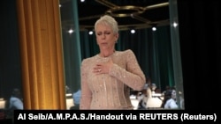 Jamie Lee Curtis reaguje nakon što je dobila Oscara.