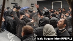 „ალტ-ინფოს“ აქცია ნატა ფერაძის სახლთან