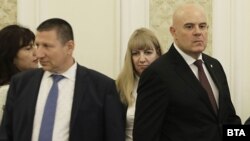 Борислав Сарафов (вляво) каза, че "прокуратурата трябва да излезе от политическия терен, където е нагазила дълбоко", като така се разграничи от своя началник Иван Гешев, след като няколко твърдения за инцидента с колата му бяха опровергани