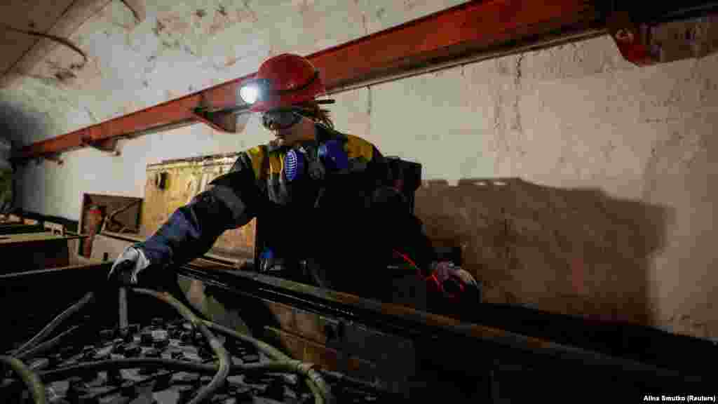Natalja megméri egy vonat akkumulátorának hőmérsékletét. &bdquo;Régebben egy mosógépeket árusító üzletben dolgoztam. Amikor kitört a háború, az üzlet bezárt. Láttam egy álláshirdetést, és átjöttem a bányába. Elvégeztem egy tanfolyamot, majd itt kezdtem el dolgozni&rdquo; &ndash; mesélte