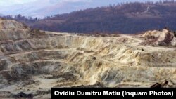 Cariera Carnic, de la Roșia Montană, din judeţul Alba. Gabriel Resources a iniţiat un proiect de exploatare a aurului pe baza cianurării. Zeci de mii de oameni au protestat împotriva proiectului, reclamând că ar afecta mediul, peisajul şi patrimoniul. 