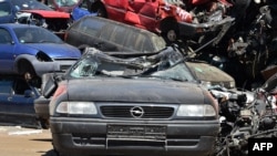 Amnesti u izveštaju beleži i primere ljudi koji su izgubili pravo na socijalnu pomoć jer je utvrđeno da imaju više automobila registrovanih na svoje ime, iako su automobili godinama ranije prodani u staro gvožđe. Ilustrativna fotografija: autootpad