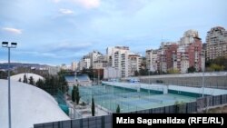 ტერიტორია, რომელზეც ნოშრევან ნამორაძეს სპორტული ინფრასტრუქტურის განვითარება სურს, ჩოგბურთის კორტების უკანაა