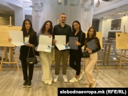 Дел од студентите од Правен со своите сертификати