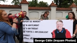 Flash mob al Organizației „Corupția Ucide” la Palatul Cotroceni împotriva legii care îi scapă pe marii evazioniști de închisoare, dacă achită prejudiciul.