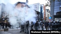 Forcat e Policisë së Kosovës në mesin e tymit gjatë protestës së Partisë Socialdemokrate kundër kryetares së Dhomave të Specializuara, Ekaterina Trendafilova, të mërkurën në Prishtinë, 29 nëntor 2023.