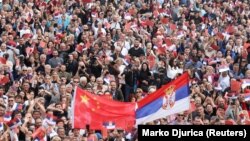 Хиляди хора се събраха да посрещнат Си в центъра на Белград. Според телевизия N1 част от тях са били докарани с автобуси.