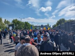 Simpatizanți ai partidului AUR protestează în fața Parlamentului. Jandarmeria spune că manifestație nu este autorizată.