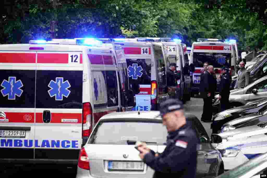 Ambulancat dhe oficerët e policisë në vendin e ngjarjes pas të shtënave në shkollë, në kryeqytetin Beograd më 3 maj 2023.&nbsp;