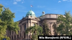 Predlog zakona o dopunama Zakona o visokom obrazovanju Vlada Srbije uputila je Skupštini 8. novembra 2024. bez javne rasprave.