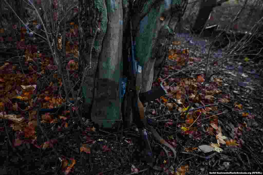 Oružje je odloženo uz drvo dok jedinica ide na posao. Većina muškaraca radila je u građevinskoj industriji prije mobilizacije. &nbsp;