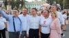 Fotografie postată de premierul Dorin Recean pe data de 16 noiembrie. În descrierea acesteia, premierul îndeamnă locuitorii municipiului Ungheni să-l voteze în turul doi pe candidatul PAS, Dionisie Ternovschi.