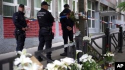 Policija ispred škole "Vladimir Ribnikar" u Beogradu, maj 2023.