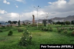 Памятник эмиру Исмоилу Сомони. Худжанд, Таджикистан, 17 июня 2024 года