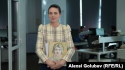 Victoria Nagy Vajda cu Catalogul Raisonné – catalogul critic al biografiei și operei Valentinei Rusu Ciobanu, lansat la 28 iunie a.c., în spațiul pitoresc al casei Sainciuc-Ciobanu.