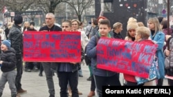 Okupljeni se vlastima obratili i transparentima, na kojima su između ostalog naveli da njihova djeca "ne mogu samostalno obavljati osnovne životne potrebe".