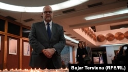 Ambasadori amerikan, Jeff Hovenier, duke nderuar viktimat e sulmit të Hamasit ndaj Izraelit.