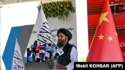 Вице-премьер правительства «Талибана» Абдул Гани Барадар на церемонии запуска проекта по добыче меди в провинции Логар. 24 июля 2024 года. Китайские инженеры и «Талибан» в прошлом году начали разработку месторождения меди Мес-Айнак, второго по величине в мире