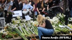 Граѓаните ширум Србија им оддаваат почит на жртвите од двете масовни убиства